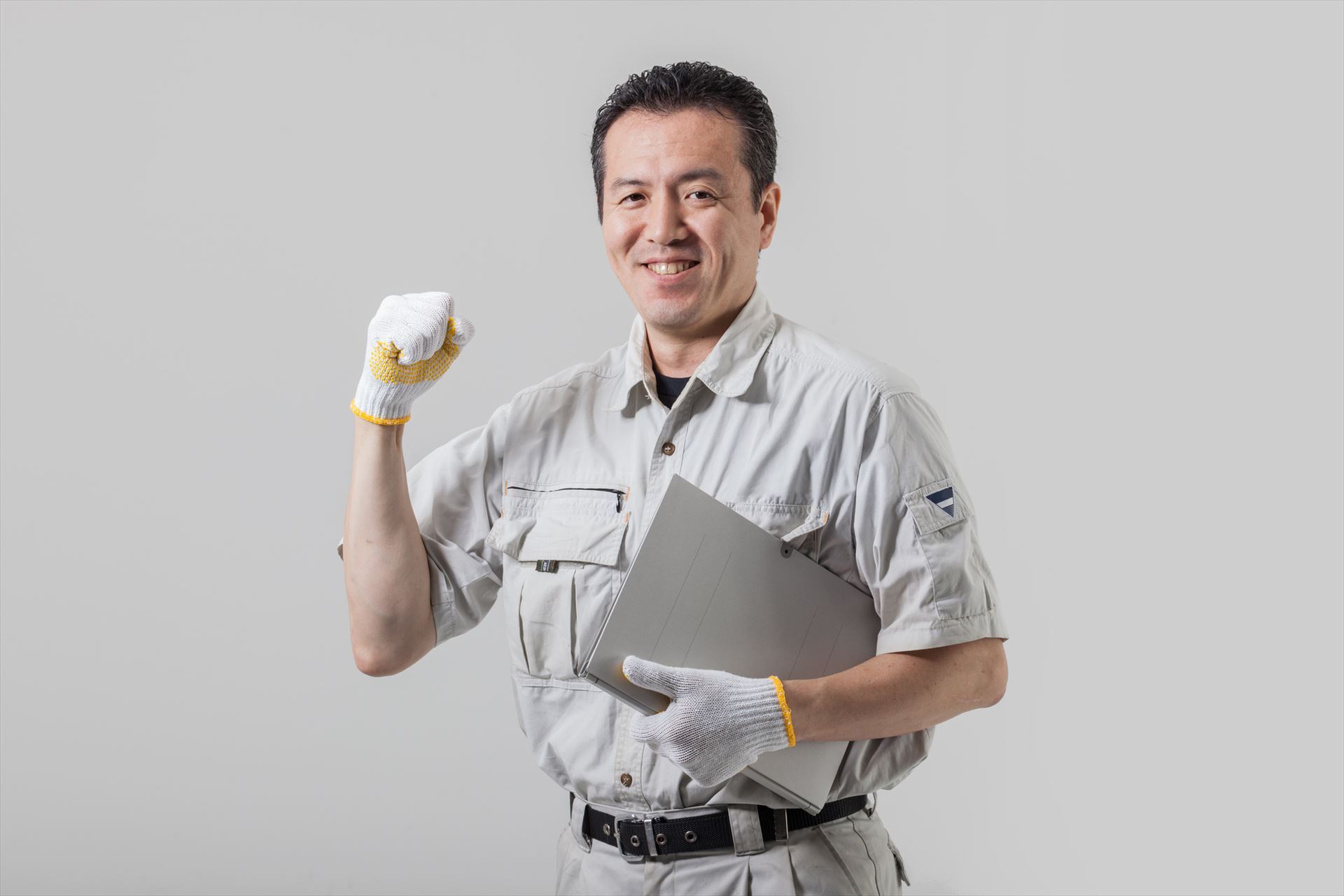 ポーズを決める作業服の男性
